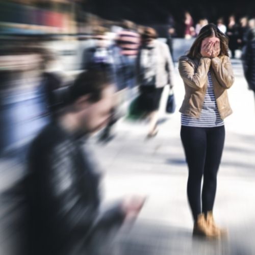 ragazza con attacco di panico nella folla - risarcimento danni per paura e angoscia