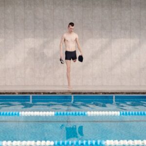 nuotatore in piscina senza gamba - personalizzazione del danno di lesioni gravi